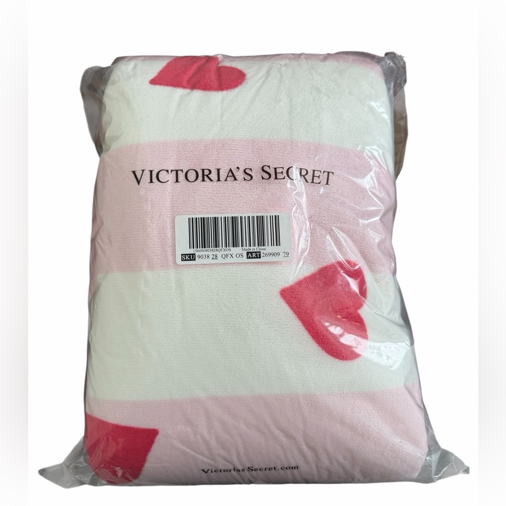 Pink & White Striped Heart Fleece Throw Blanket - Picture 2 of 3